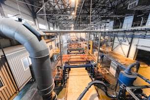 Vue de dessus de l’usine opérationnelle moderne produisant des machines de l’industrie lourde en fibre de verre concept d’atelier de travail des métaux.