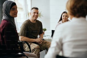Soldado feliz e grupo de pessoas que fazem terapia de grupo no centro de saúde mental.