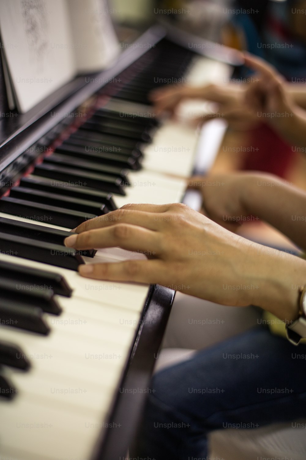 Il pianoforte è musica per divertirsi. Bambino a scuola di musica con insegnante.