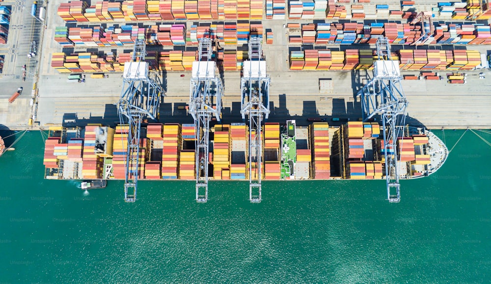 Container aerei con vista dall'alto, attività di carico, commercio commerciale, logistica e trasporto di importazioni ed esportazioni internazionali da parte di una nave da carico frieght container nel porto marittimo aperto.
