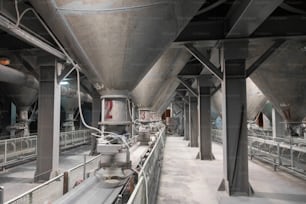 Machines de cimenterie. Installation industrielle avec silos et infrastructures. Industrie de la brique de ciment à petite échelle