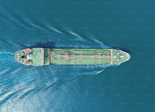 海�上の製油所からの石油船タンカー運搬船の空中上面図。