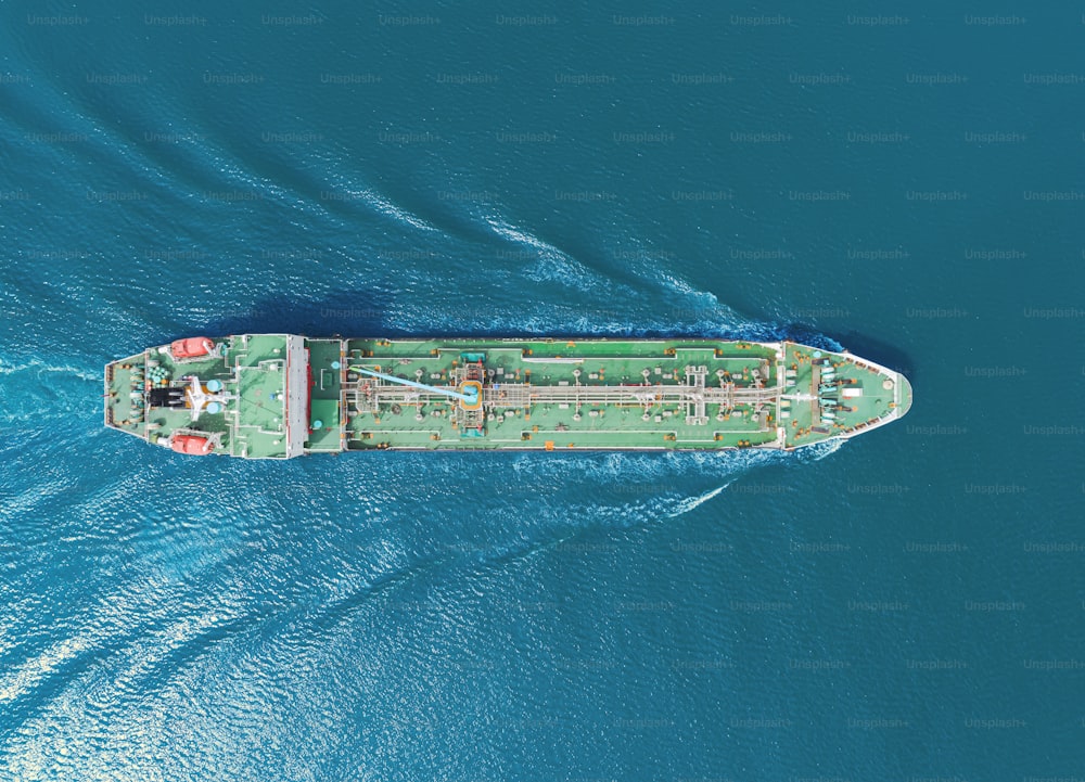 海上の製油所からの石油船タンカー運搬船の空中上面図。