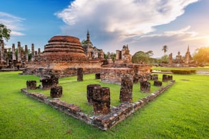 Estátua de Buda e Templo Wat Mahathat no recinto do Parque Histórico de Sukhothai, Templo Wat Mahathat é Patrimônio Mundial da UNESCO, Tailândia.