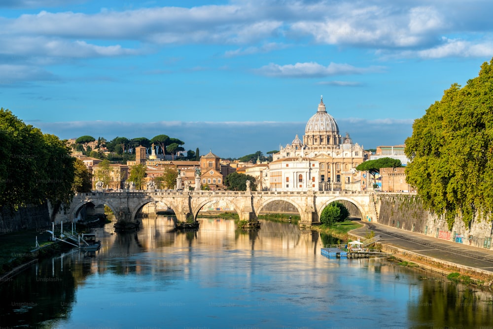Horizonte de Roma con el Vaticano, la Basílica de San Pedro del Vaticano y el Puente de San Ángel que cruza el río Tíber en el centro de la ciudad de Roma, Italia. Es un hito histórico de la Antigua Roma y destino turístico.