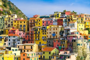 イタリアのチンクエテッレ海岸のマナローラ村にあるカラフルな家々。マナローラは、イタリアの北、リグーリア州ラスペツィア県にある美しい小さな町で、チンクエテッレの5つのアトラクションの1つです。