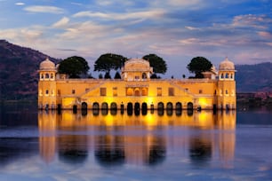 Marco do Rajastão - Jal Mahal Water Palace no Lago Man Sagar à noite no crepúsculo. Jaipur, Rajastão, Índia