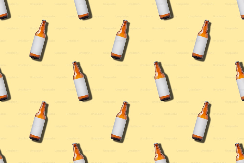 黄色の背景にガラスのビール瓶とシームレスなパターン。ミニマルスタイル、フラットレイ