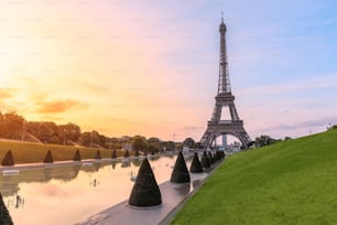 Das Symbol von Paris und ganz Frankreich ist der elegante und einzigartige Eiffelturm. Foto aufgenommen im Bereich des Trocadero-Platzes während der blauen Stunde vor Sonnenaufgang
