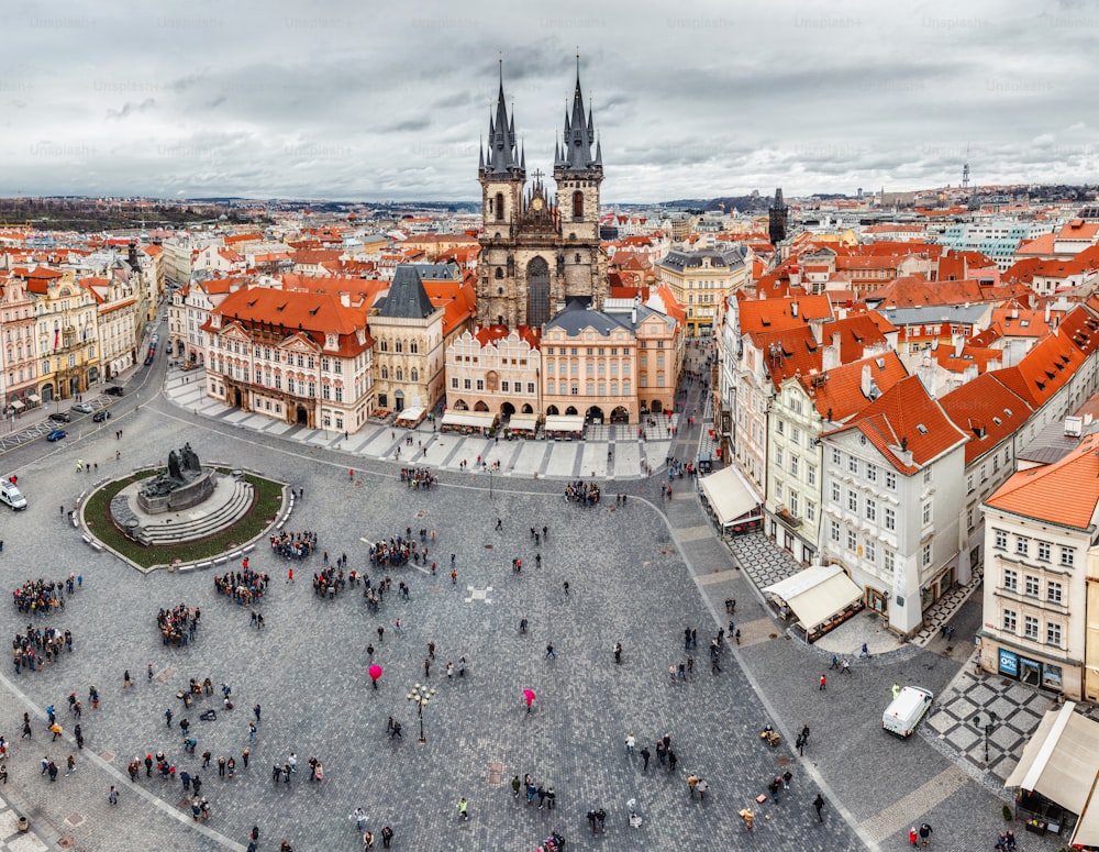 Plaza de la Ciudad Vieja con la Iglesia de Nuestra Señora de Tyn, panorámica aérea con tejados rojos de casas en Praga