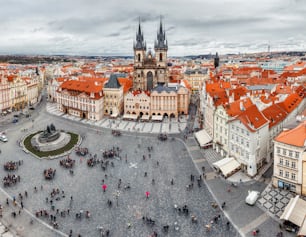 Plaza de la Ciudad Vieja con la Iglesia de Nuestra Señora de Tyn, panorámica aérea con tejados rojos de casas en Praga