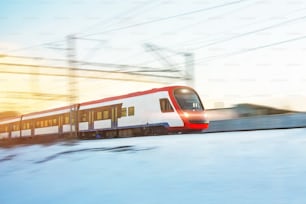 Treno passeggeri a velocità di movimento in corsa con i fari accesi
