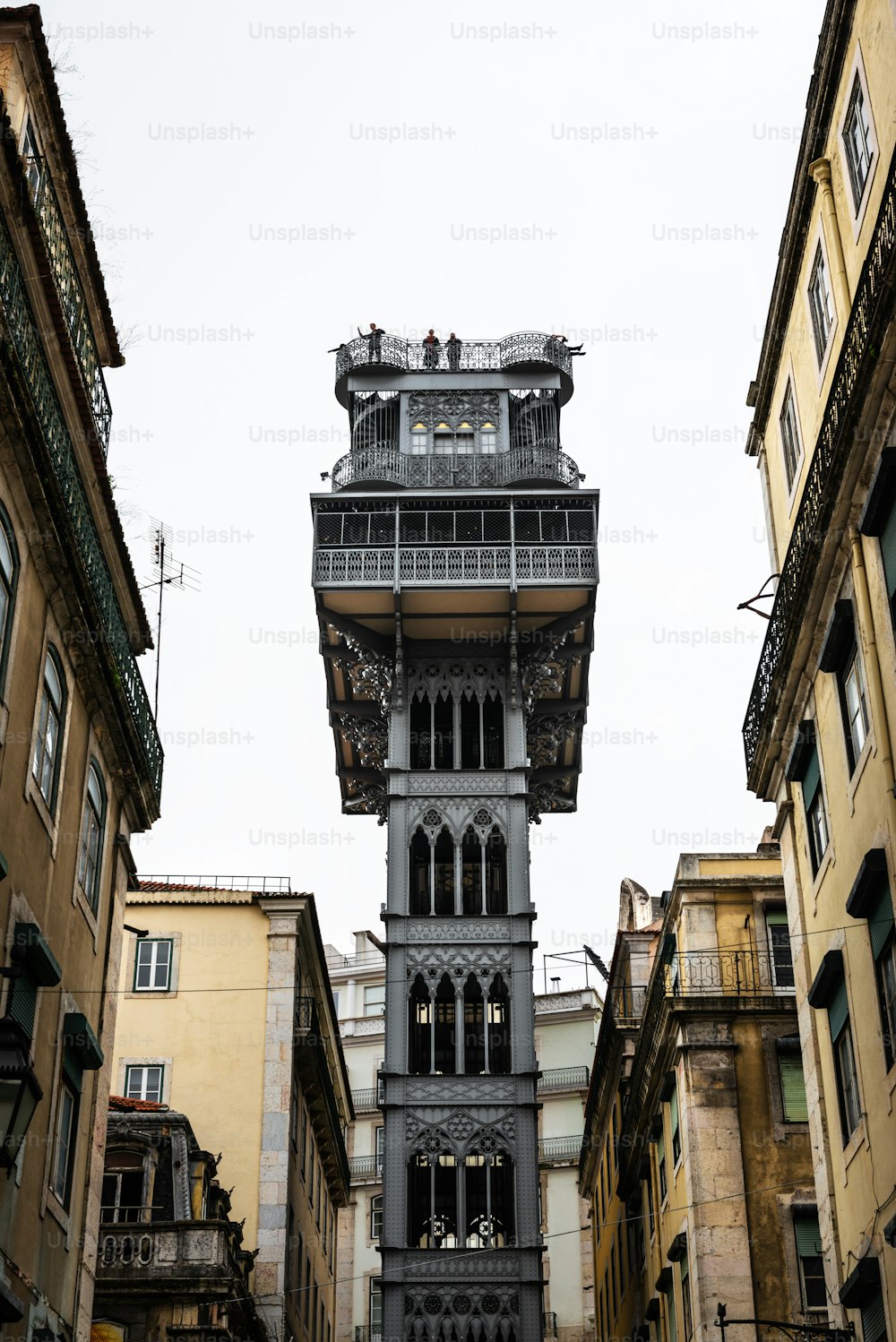 Elevador de Sant Justa (ascenseur de Santa Justa) vu d’une rue étroite de Baixa, Lisbonne.