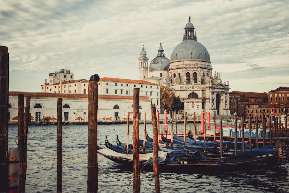 Gondelboote in Venedig Italien mit herrlichem Blick auf die Basilika Santa Maria della Salute. Venedig ist berühmtes Reiseziel in Italien für sein einzigartiges Stadtbild und seine Kultur.