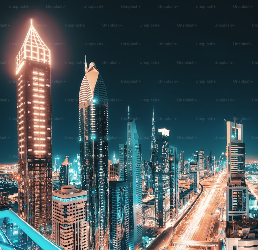 셰이크 자이드 (Sheikh Zayed) 고속도로의 고층 건물과 고층 빌딩이있는 두바이의 장엄한 풍경의 야경. 글로벌 여행 목적지 및 부동산 개념