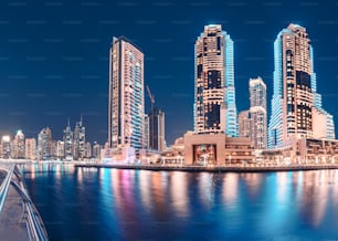 두바이 시내의 조명이 켜진 마리나 지구의 야경. 여행 목적지 및 부동산 개념