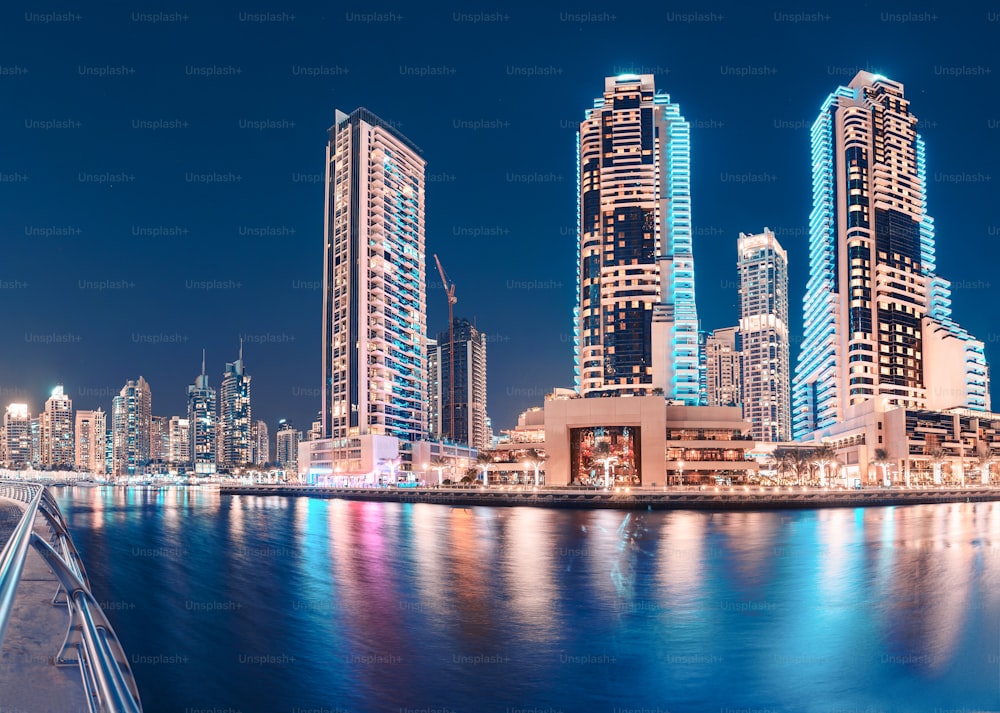 Vista notturna del quartiere Marina illuminato della città di Dubai. Destinazioni di viaggio e concetto di Real Estate