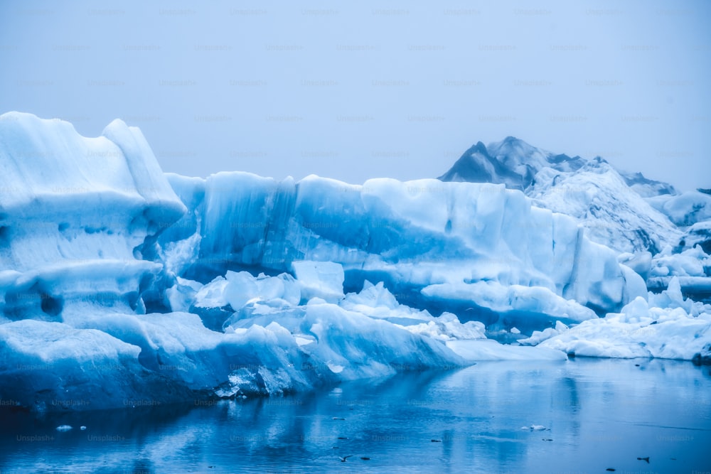ヨークルスアゥルロゥンの氷山 アイスランドの美しい氷河ラグーン。ヨークルスアゥルロゥンは、ヨーロッパのアイスランド南東部にあるヴァトナヨークトル国立公園にある有名な旅行先です。冬の風景。