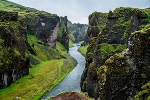 アイスランドのFjadrargljufurのユニークな風景。トップの観光地。フィヤドラルリュフール渓谷は、アイスランドの南東に位置する、深さ約100メートル、長さ約2キロメートルの巨大な峡谷です。