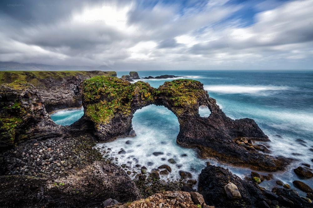 Erstaunlicher Steinbogen Gatklettur Basaltfelsen an der Atlantikküste von Arnarstapi in Island. Der berühmte natürliche Formbogen zieht Touristen westlich von Island an.