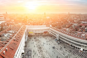 Vista aérea sobre a Praça San Marco em Veneza ao majestoso pôr do sol. Conceito de viagem na Itália