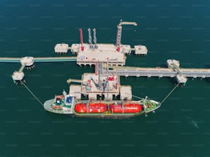 Schiffstanker Liquefied Petroleum Gas (LPG) be- und entladen Gas aus der Raffinerie für den Transport.