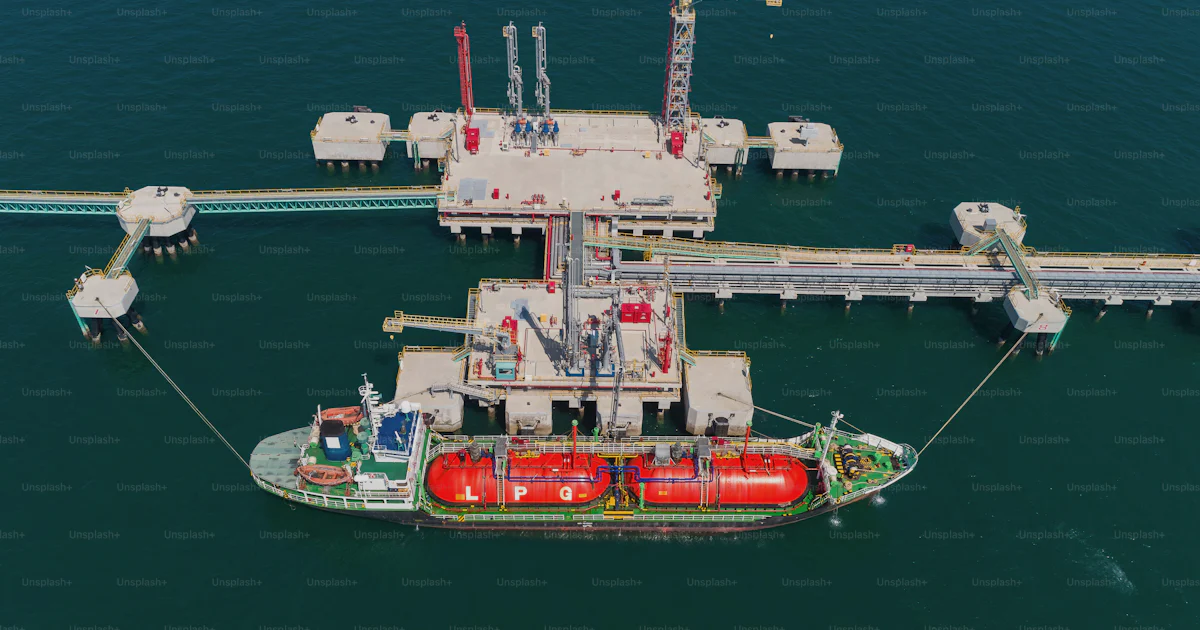 Lpg Operations Ship tanker Liquefied Petroleum Gas (LPG) load/unload gas from refinery ...