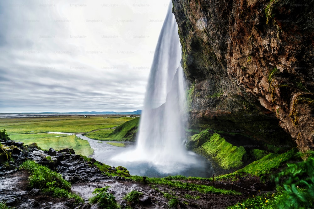 アイスランドの魔法のセリャラントスフォスの滝。南アイスランドの環状道路の近くにあります。雄大で絵のように美しく、アイスランドで最も写真に撮られた息を呑むような場所の1つです。