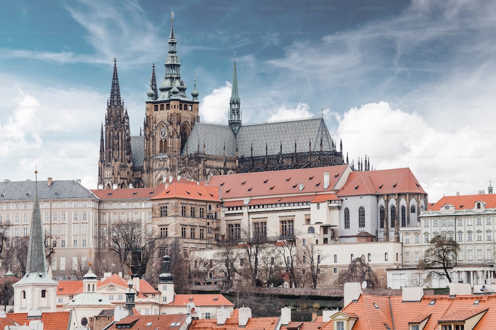 Blick auf den Veitsdom von der Moldau aus mit Telezoomobjektiv