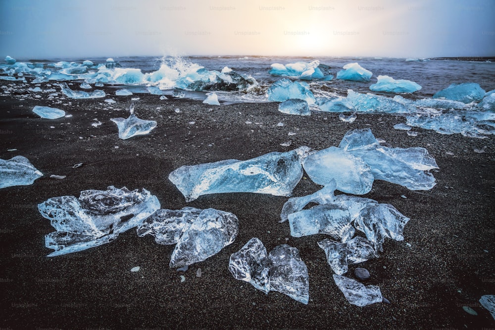 アイスランドのダイヤモンドビーチの氷山。アイスランド南東部、ヴァトナヨークトル国立公園のヨークルスアゥルロゥルの美しい氷河湖から流れ出るダイヤモンドビーチとして知られる黒い砂浜の凍った氷。
