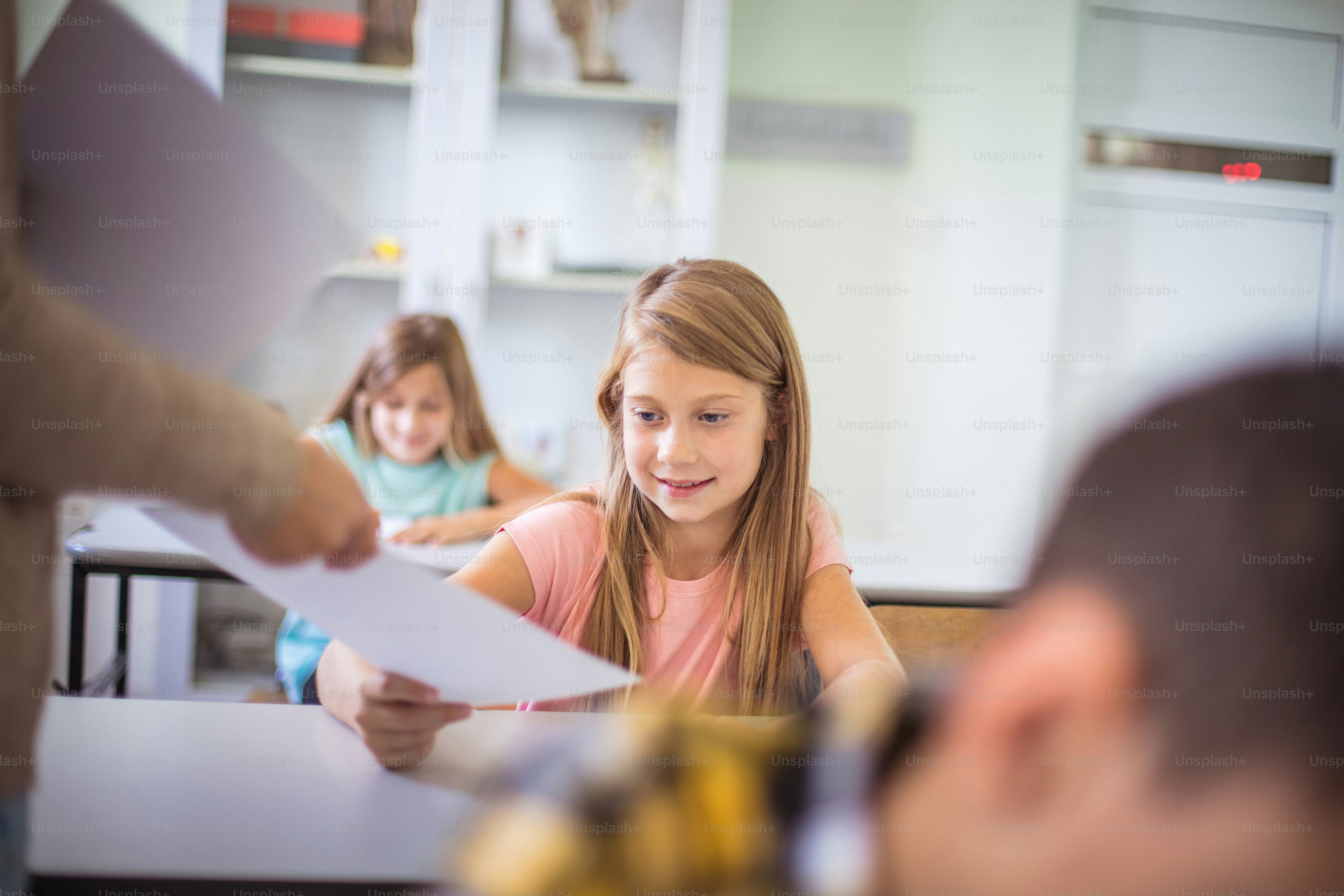 彼女は素晴らしい学生です。 クラスの10代の若者たち。教師は彼らにコントロールタスクを与えます。