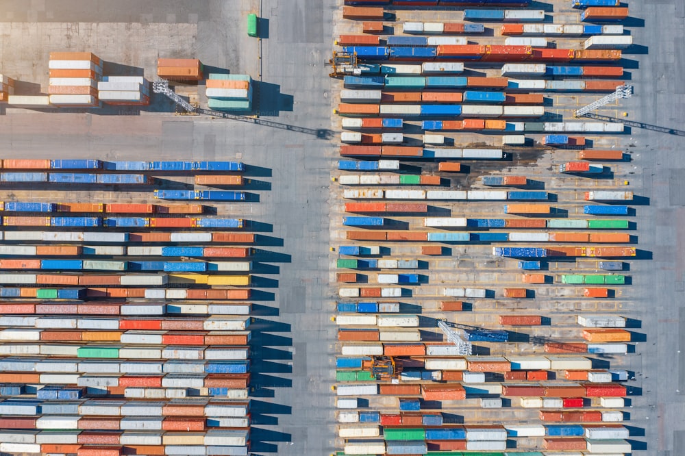 Vue aérienne de conteneurs maritimes sur un quai du port