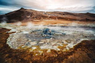 クヴェリル(アイスランド語: Hverarond)は、アイスランドのマイヴァトンにある地熱地帯である。フヴェリルは、ヨーロッパ、アイスランドのクラフラ北東部、マイヴァトン湖の近くにある有名な観光地です。