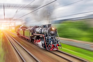 Locomotiva a vapor preta vintage trem ferrovia de corrida rápida.