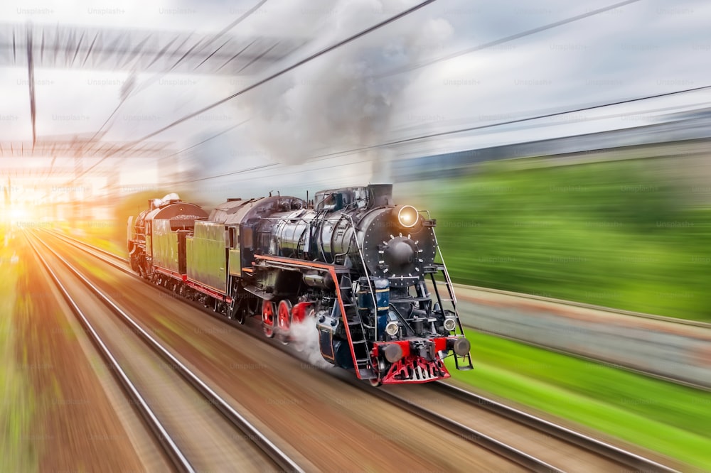 Treno locomotiva a vapore nera d'epoca ferrovia di corsa veloce.