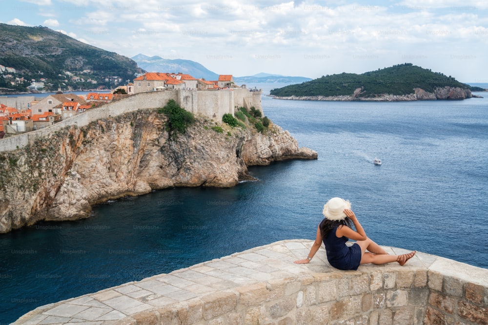 Weibliche Reisende in Dubrovnik Altstadt, in Dalmatien, Kroatien - Das prominente Reiseziel Kroatiens, die Altstadt von Dubrovnik, wurde 1979 zum UNESCO-Weltkulturerbe erklärt.