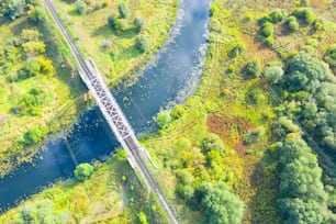 Ferrovia e ponte do rio na vista aérea do campo