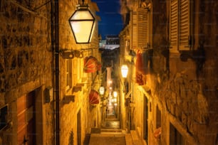 Berühmte enge Gasse der Altstadt von Dubrovnik in Kroatien bei Nacht - Prominentes Reiseziel von Kroatien. Die Altstadt von Dubrovnik wurde 1979 zum UNESCO-Weltkulturerbe erklärt.
