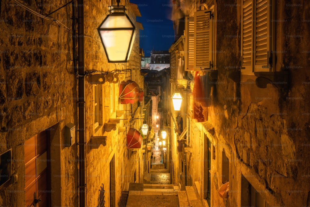 Famoso vicolo stretto del centro storico di Dubrovnik in Croazia di notte - Destinazione turistica di spicco della Croazia. Il centro storico di Dubrovnik è stato dichiarato Patrimonio dell'Umanità dall'UNESCO nel 1979.