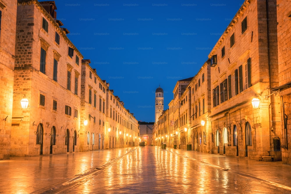 Historische Straße von Stradun (Placa) in der Altstadt von Dubrovnik in Kroatien bei Nacht - Prominentes Reiseziel von Kroatien. Die Altstadt von Dubrovnik wurde 1979 zum UNESCO-Weltkulturerbe erklärt.