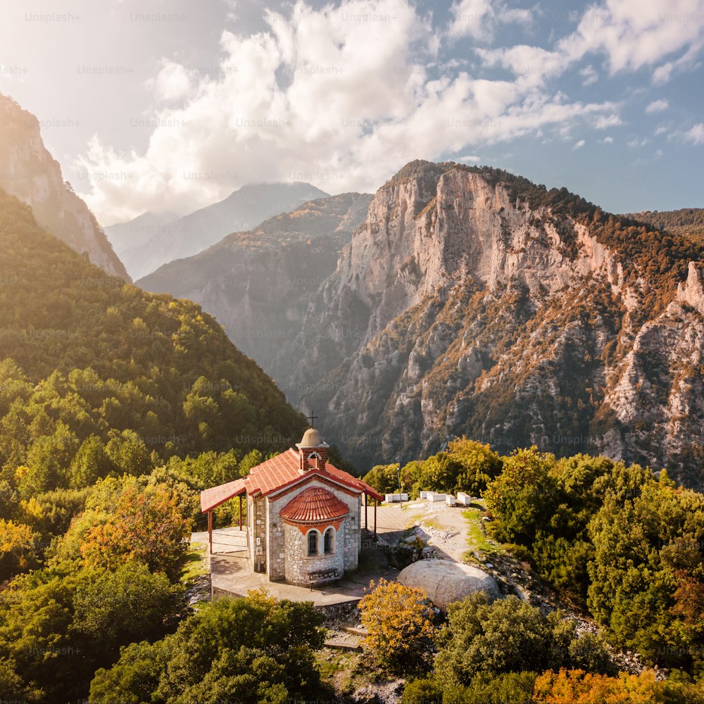 Vista panoramica aerea del drone di una piccola chiesa su una scogliera in un profondo canyon vicino al leggendario Olimpo della montagna - il pantheon di tutti gli dei greci e del Grande Zeus. Parchi nazionali in Grecia