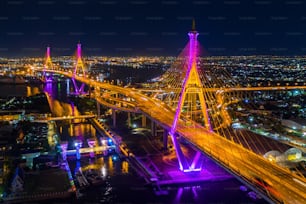Luftaufnahme der Industry Ring Suspending Bridge bei Nacht in Bangkok, Thailand.