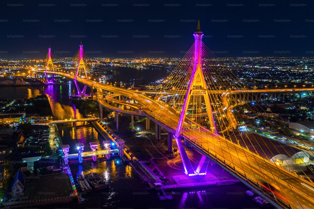 Vue aérienne de l’anneau de l’industrie Pont suspendu la nuit à Bangkok, en Thaïlande.