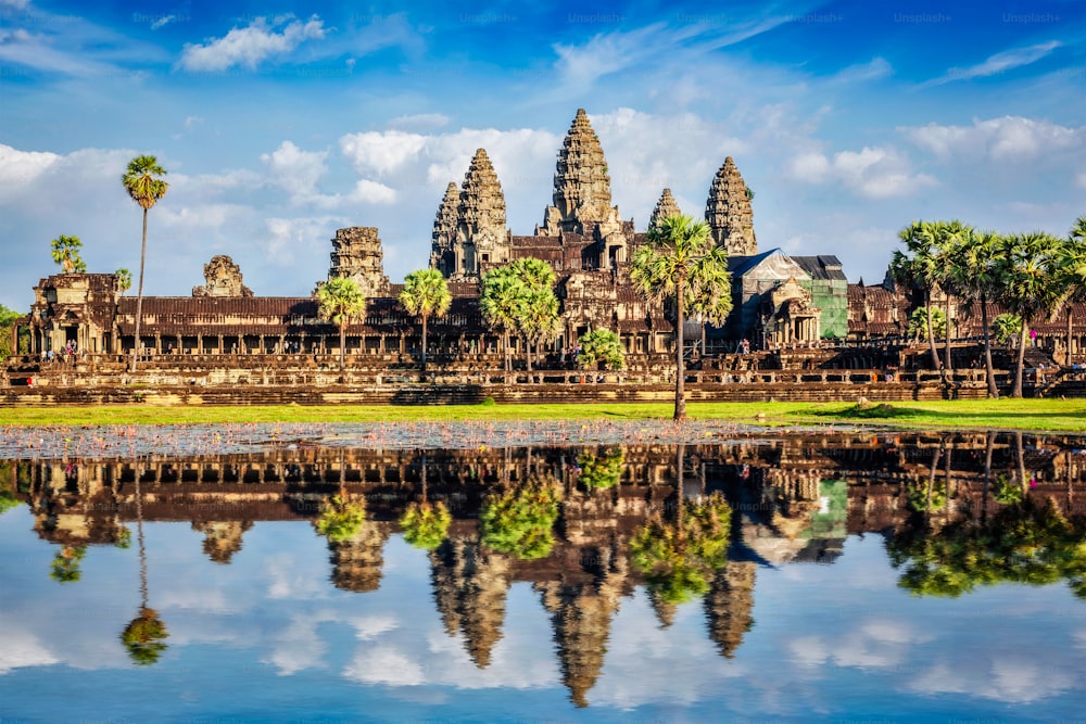 Templo de Angkor Wat - marco icônico do Camboja com reflexo na água