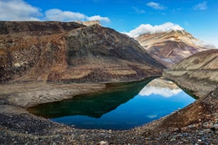Le lac Suraj Tal (également appelé Surya taal) se trouve dans l’Himalaya, juste en dessous du col de Bara-lacha-la (4 890 m) sur l’autoroute Leh-Manali. Himachal Pradesh, Inde