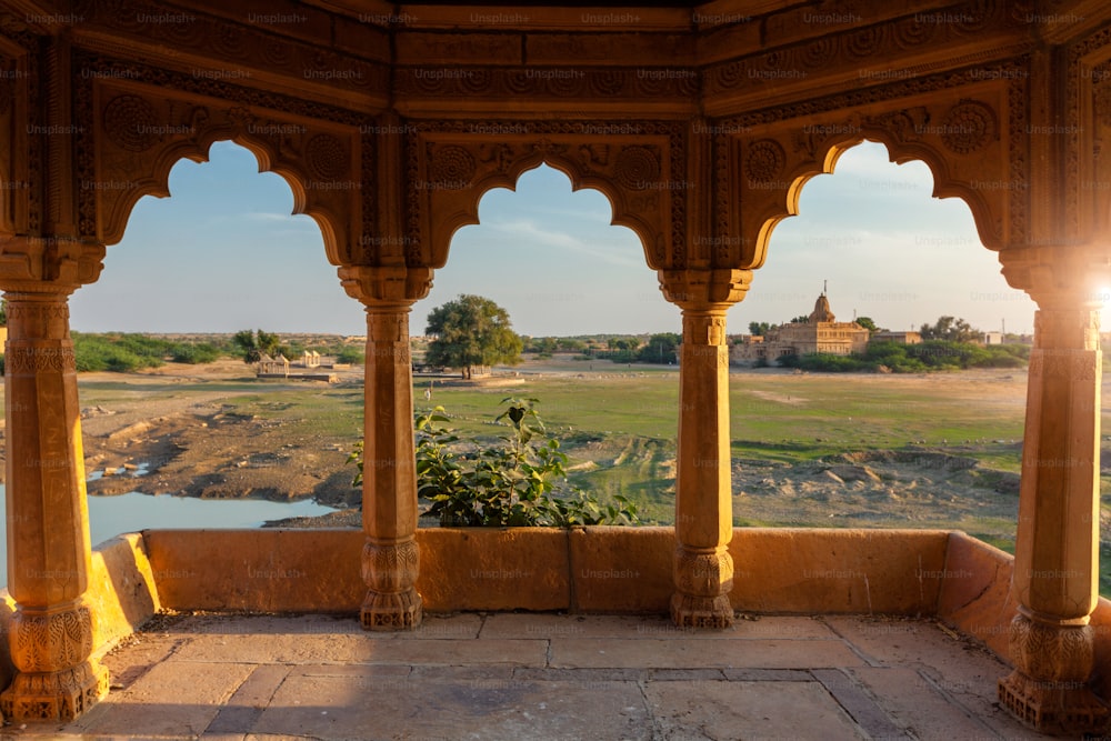Dekorierter Pavillon am Amar Sagar See, Jaisalmer, Rajasthan, Indien