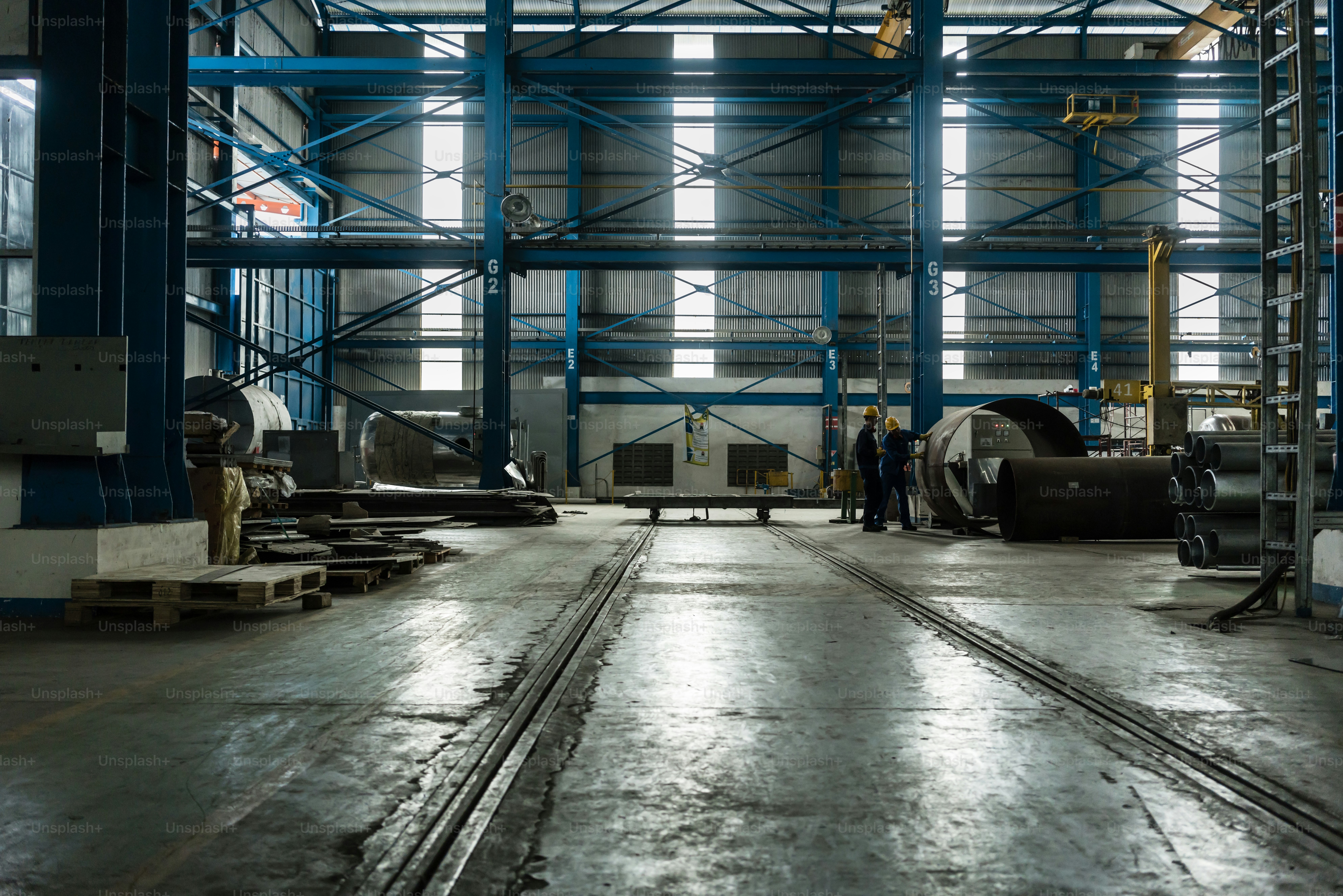 工業会館の内部で製造工程を計画する2人の作業員