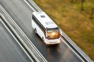 Touristenbus spee Fahrt auf Autobahn, verschwommen in Bewegung
