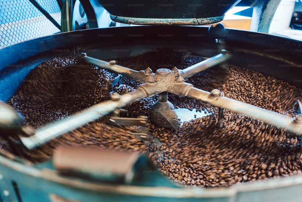Máquina tostadora de café en acción mezclando los granos