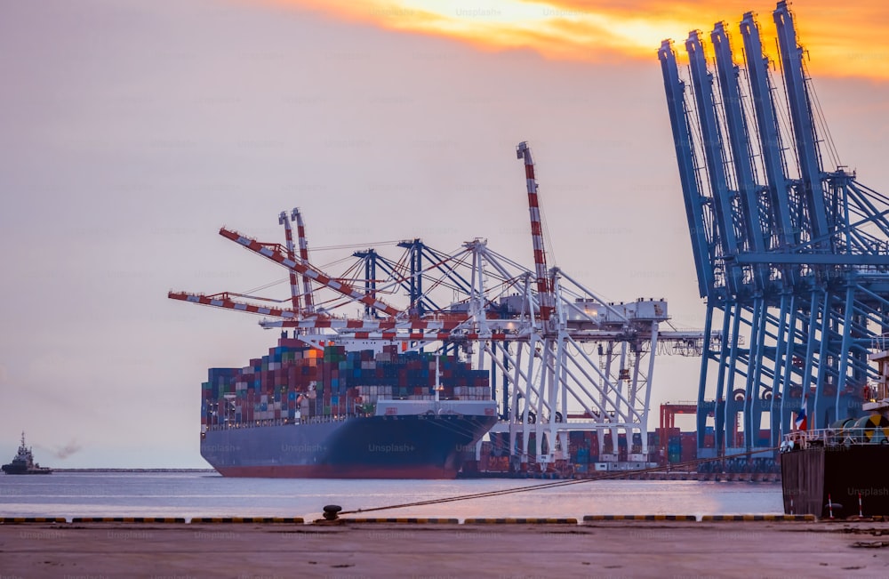Containerdock Kran Bau Sendungsterminal im Hafen des Hafens Import Export kommerziellen Handel Geschäft Logistik und Transport von internationalen.